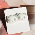 Boucles d'oreilles panda mignonnes en résine floquée blanche et grise avec détails roses - Panda