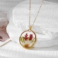 Détail du pendentif en résine fait main avec de vraies fleurs séchées et cadre doré - Marguerite Blanche Et Feuilles Rouges