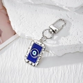 Schlüsselanhänger mit Evil Eye Anhänger und silbernem Karabiner auf weißem Stein - Silber Gold Quadratisch Blaues Auge