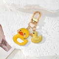 Niedliche gelbe Enten-Schlüsselanhänger mit zwei Entlein und goldenen Metall-Elementen - Weiße Flügel Gelbe Ente