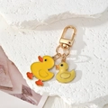 Süßer Cartoon Ente Schlüsselanhänger mit goldenem Karabinerverschluss und Emaille - Laufende gelbe Ente