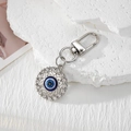 Detalle del llavero ojo turco con esmalte azul y pedrería brillante de cristal - Ojo con Patrón Hueco Plateado