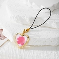 Vue détaillée du pendentif cœur en or avec une fleur rose séchée en résine - Motif Floral Rose