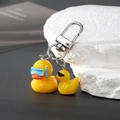 Niedlicher Enten-Schlüsselanhänger aus Harz mit Taucherbrille und Sonnenbrille auf Stein - Taucherente