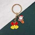 Détail des pendentifs Père Noël et cloches sur un porte-clés festif en émail coloré - Père Noël avec Cloche