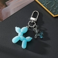 Detail van de blauwe gevlokte ballon hond sleutelhanger met glitterende bedeltjes - Lichtgevend Hemelblauw