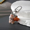 Detail eines Capybara-Schlüsselanhängers mit Beflockung und dunklem Harzanhänger-Charm - Wasserschwein mit Kaki