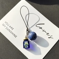 Blaubeermarmeladenglas und Beerenanhänger mit schwarzem Band für Handy oder Tasche - Blaubeermarmelade
