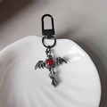 Porte-clés croix gothique avec ailes de chauve-souris noires et gemme cœur rouge - Croix Ailes d'Ange