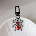 Porte-clés araignée noire gothique avec strass rouges et cristal pour Halloween - Araignée Goutte d'eau Strass Rouge