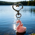 Porte-clés flamant rose avec fermoir en cœur sur fond de lac étincelant au soleil - Flamant rose