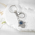 Detail der Hamsa-Hand-Schlüsselanhänger mit bösem Blick und funkelnden Kristallen - Mittel Silber Hand Der Fatima