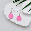 Rosa Macaron-Königin-Münzohrring mit Silberhaken auf weißem geometrischem Block - Rosenrot