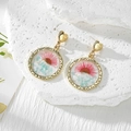 Elegant gold heart earrings with pink dried flowers and crushed stones in resin drops - Pink Daisy Crushed Stone Style