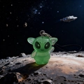 Leuchtender Alien-Anhänger aus Harz für Handys in einer kreativen Mond-Themen-Szene - Big Ears Style