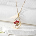 Collier goutte en résine avec véritable bouton de rose rouge et chaîne dorée - Fleur Rose Pêche Épanouie
