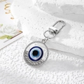 Dettaglio portachiavi occhio del diavolo con strass argentati e centro blu su pietra - Argento Cavo Occhio Rotondo