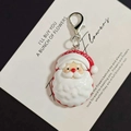 Charmant pendentif Père Noël avec bonnet rouge et fermoir mousqueton pour cadeaux - Père Noël Souriant Nez Rouge (D)
