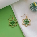 Orecchini a fiocco di neve dorati con fiori secchi verdi per un look naturale invernale - Fiocco di neve con gipsofila verde