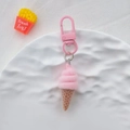 Détail d'un porte-clés crème glacée rose floqué avec fermoir mousqueton assorti sur platine - Glace Rose