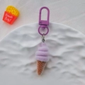 Gros plan d'un porte-clés crème glacée floqué violet avec cône brun et fermoir mousqueton - Cône Violet