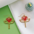 Dettaglio orecchini a cuore con ali magiche, fiori secchi rossi e finitura dorata - Bacchetta magica con due fiori rossi e gipsofila
