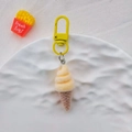 Détail d'un porte-clés crème glacée jaune floqué avec cornet et fermoir mousqueton - Cône Jaune