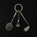 Vue détaillée des pendentifs de porte-clés badminton et club de golf en métal argenté poli - 3-en-1 Club de Golf Raquette de Badminton et Volant