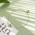 Détail d'un bracelet étoile doré ajustable avec de vraies fleurs séchées et fermoir lapin - Fleur Bleue Étoile