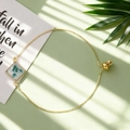 Détail du bracelet chaîne dorée avec fleur séchée bleue dans un pendentif en résine - Fleur Bleue Carrée