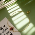 Détail d'un bracelet ajustable en chaîne dorée avec pendentif carré de fleurs séchées rouges - Fleur Rouge Carrée