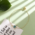 Bracelet doré ajustable avec une véritable fleur séchée bleue dans un pendentif triangle - Fleur Bleue Triangle