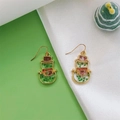 Dettaglio degli orecchini a pupazzo di neve in resina con fiori secchi rossi e verdi fatti a mano - Pupazzo di neve con gipsofila verde e rossa