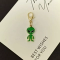 Grüner Emaille-Alien-Anhänger mit goldenem Karabinerverschluss für Taschen und Kette - Grüner Alien Kleiner Hummerverschluss