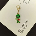 Mini Alien-Anhänger in Grün mit Herz und goldenem Karabinerverschluss für Taschen - Herz-Alien Kleiner Hummerverschluss
