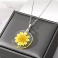 Collier avec pendentif en résine transparente et fleur de marguerite séchée pour femme - Jaune