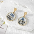 Pendientes redondos hechos a mano en oro con flores secas azules y piedras de resina gris - Pequeña Flor Azul Gipsófila Piedra