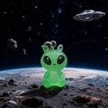 Leuchtender grüner Alien-Anhänger aus Harz mit schwarzer Kordel im Weltraum-Design - Sitting Style