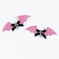 Dettaglio di fermagli per capelli con ali di pipistrello rosa e fiocchi neri - Ali Rosso Rosa