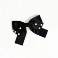 Détail du nœud papillon en satin noir élégant avec perles blanches sur fond blanc - Noir