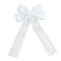 Dettaglio del fermaglio per capelli a fiocco in pizzo floreale bianco con nastri lunghi - Bianco