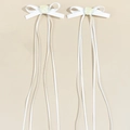 Paar elegante weiße Schleifen-Haarspangen mit cremefarbener Rose und langen Bändern - Weiß (Paar)