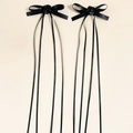 Detailansicht eleganter schwarzer Satin-Haarspangen mit dekorativen Rosen-Akzenten - Schwarz (1 Paar)