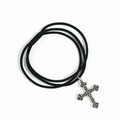 Detail eines schwarzen mehrsträhnigen Haargummis mit antikem Silberkreuz-Anhänger - Kreuz-Stil