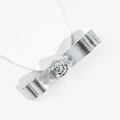 Dettaglio dell'elegante fermaglio per capelli in pelle argentata con una rosa 3D - Stile Striscia Decorativa Rosa Stereo (2024052503)