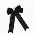 Dettaglio del fermaglio a fiocco nero con cristallo a forma di cuore su sfondo bianco - Nero
