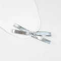 Dettaglio macro del fermaglio per capelli a fiocco in finta pelle argento testurizzata - Stile Mini Fiocco a Doppio Strato (2024051107)