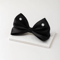 Dettaglio del fermaglio a fiocco in raso nero con perle su base in pietra bianca - Nero
