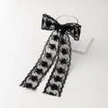 Detail van elegante zwarte kant strik haarclip met geborduurde bloemen en linten - Zwart