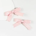 Dettaglio delle clip per capelli con fiocco in raso rosa chiaro e trama di seta raffinata - Rosa